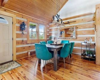 Bilbo Baggins New River Cabin. A charming escape inspired by the Shire. - Max Meadows - Dining room