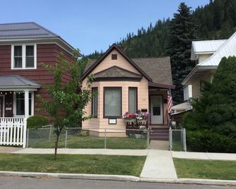 Quaint historic mining town nestled in the mountains between two ski resorts. - Wallace - Building