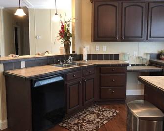 A Block From Beach Access! - Murrells Inlet - Kitchen