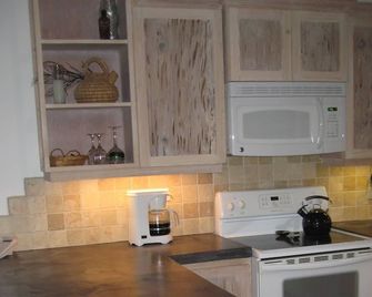 Charming, secluded, beachfront cottage - Governor’s Harbour - Kitchen