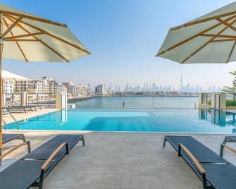 Ultimate Stay with Big Terrace, Amazing Sunset, Perfect for 4 People - Dubai - Pool