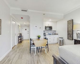 Studio with Balcony Pool Hot Tub and Tennis - Destin