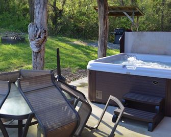 Riverfront Log Cabin, Private Hot Tub, Fireplace, River Access, Universal Access - Hot Springs - Patio