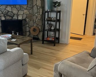 “The View” Lake Front Cottage w/Hot tub - Conover - Living room
