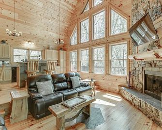 Wooded ViewsNear Helen w Fireplace & Hot Tub - Cornelia