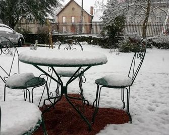 Au Puy Des Vérités - Lapalisse - Patio