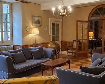 Domain surrounded by a large park with outdoor pool 80km from Bordeaux - Beaupuy - Sala de estar