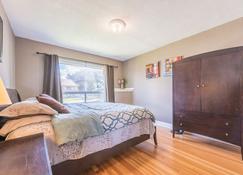 4 Bedrooms+dens Large Single House - Calgary - Bedroom