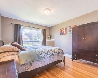 4 Bedrooms+dens Large Single House - Calgary - Bedroom