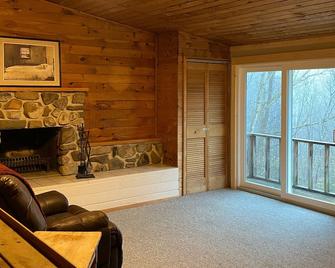 pine creek lodge with pine creek views secluded on 5 acres - Wellsboro - Вітальня