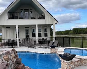 The carriage house/cottage house. Large expansive open floor plan - Eunice