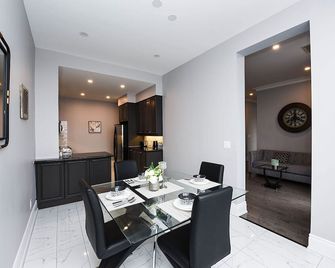 Planurstay - Amazing 2br & 2bth - Near Square One Mall - Mississauga - Dining room