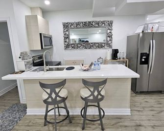 Charming 2-bedroom house with AC, WiFi in Pleasant Ajax - Ajax - Kitchen