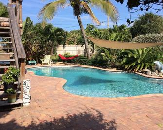 Poolside Retreat 100 Steps To The Ocean Pet Friendly No Smoking - Melbourne Beach - Pool