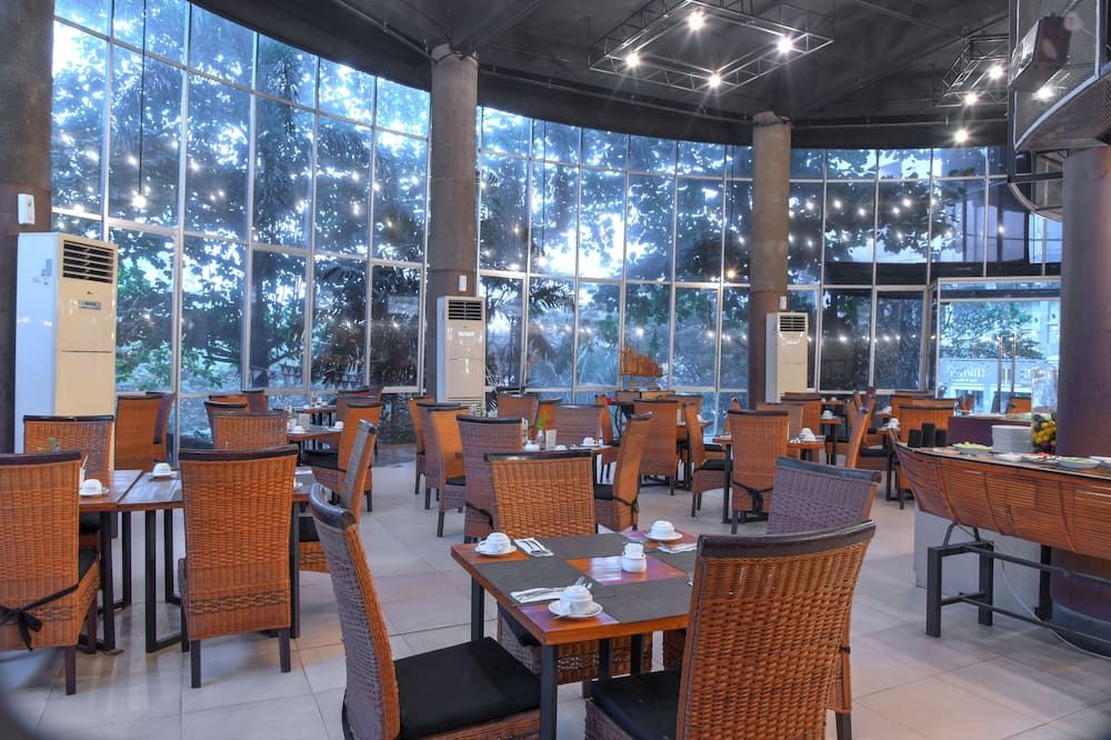 Oak Tree Emerald Hotel & Conventions Semarang - Semarang - Restaurant