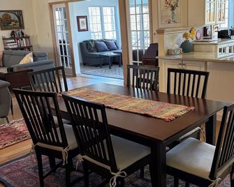 Peaceful, Spacious, Artsy Home in woods , 5 min to Kirksville & 1000 Hills Lake - Kirksville - Comedor