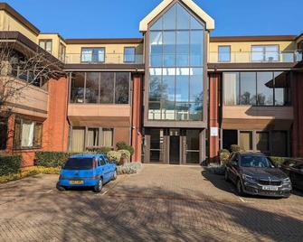 Cozy apartment near the river in Godalming - Godalming - Building