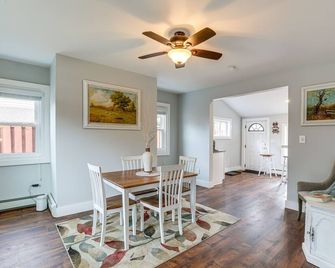 In-Town & Walkable: Historic Yardley Retreat! - Yardley - Dining room