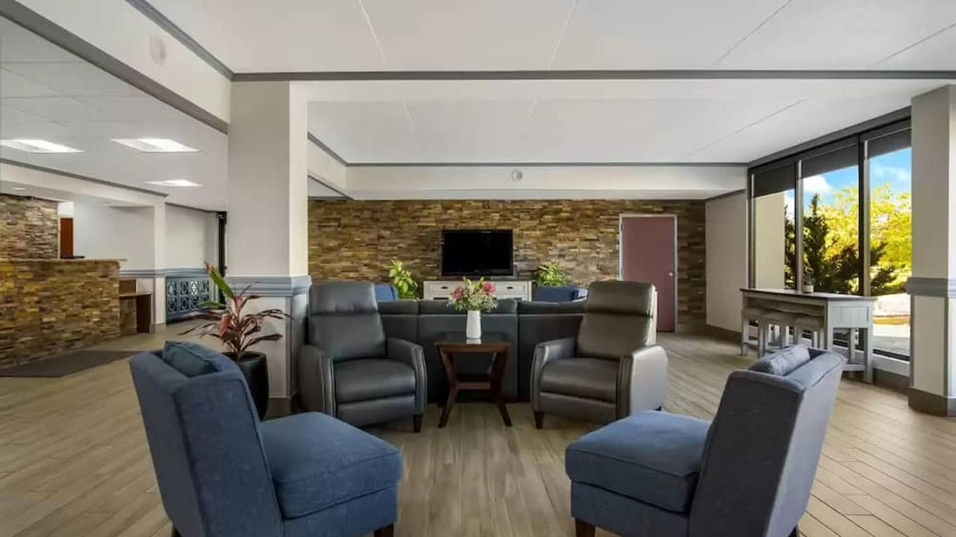 Clarion Inn & Suites Grand Rapids Airport