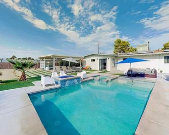Private Oasis: Cozy Villa Minutes from Downtown Palm Springs, 2 min from golf cs - Palm Springs - Piscina