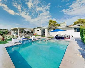 Private Oasis: Cozy Villa Minutes from Downtown Palm Springs, 2 min from golf cs - Palm Springs - Pool