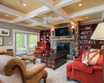 Large Family Getaway, Lake House, Fall Foliage, and Winter Adventures. - Susquehanna - Living room