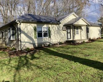 Newly renovated living room - Benton - Building