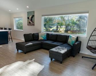 New Riverfront Luxury with acreage and great views - Tillamook - Sala de estar