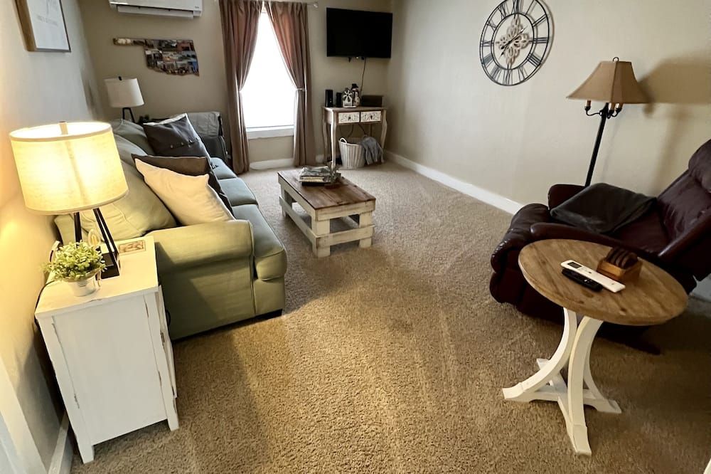 Cute, Quiet, & Cozy Farmhouse - Minutes Away From Everything In Ponca City! - Ponca City - Obývací pokoj