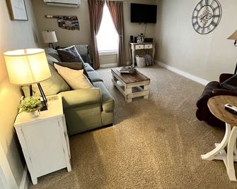 Cute, Quiet, & Cozy Farmhouse - Minutes Away From Everything In Ponca City! - Ponca City - Obývací pokoj