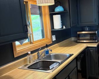 Year-round Lakefront Cabin + Outdoor Sauna - Jamestown - Køkken