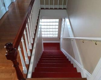 2 Bedroom Suite At The Historic Port Albert Inn In Beautiful Port Albert, Ontario! - Goderich - Stairs