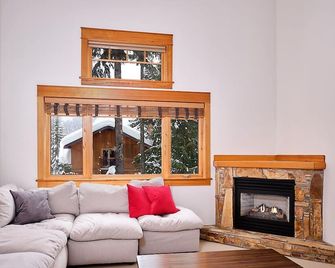 Very nicely appointed 3 Bedroom, 2 Bath Condo. Sleeps 8 - Rossland - Living room