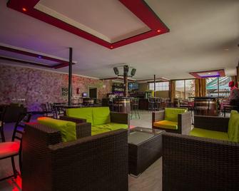 Balis Best Bar and Resort - Nairobi - Wohnzimmer