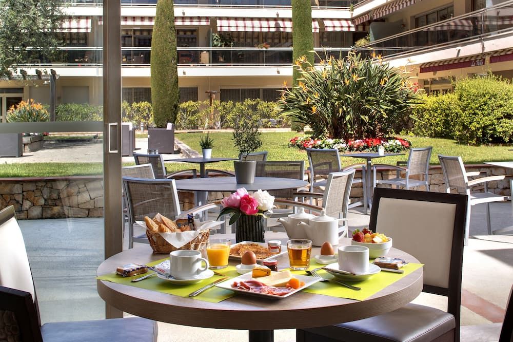 ذي أوريجينالز ريزيدنس، ليه ستريليتزياس، أنتيبس جوان ليس بين