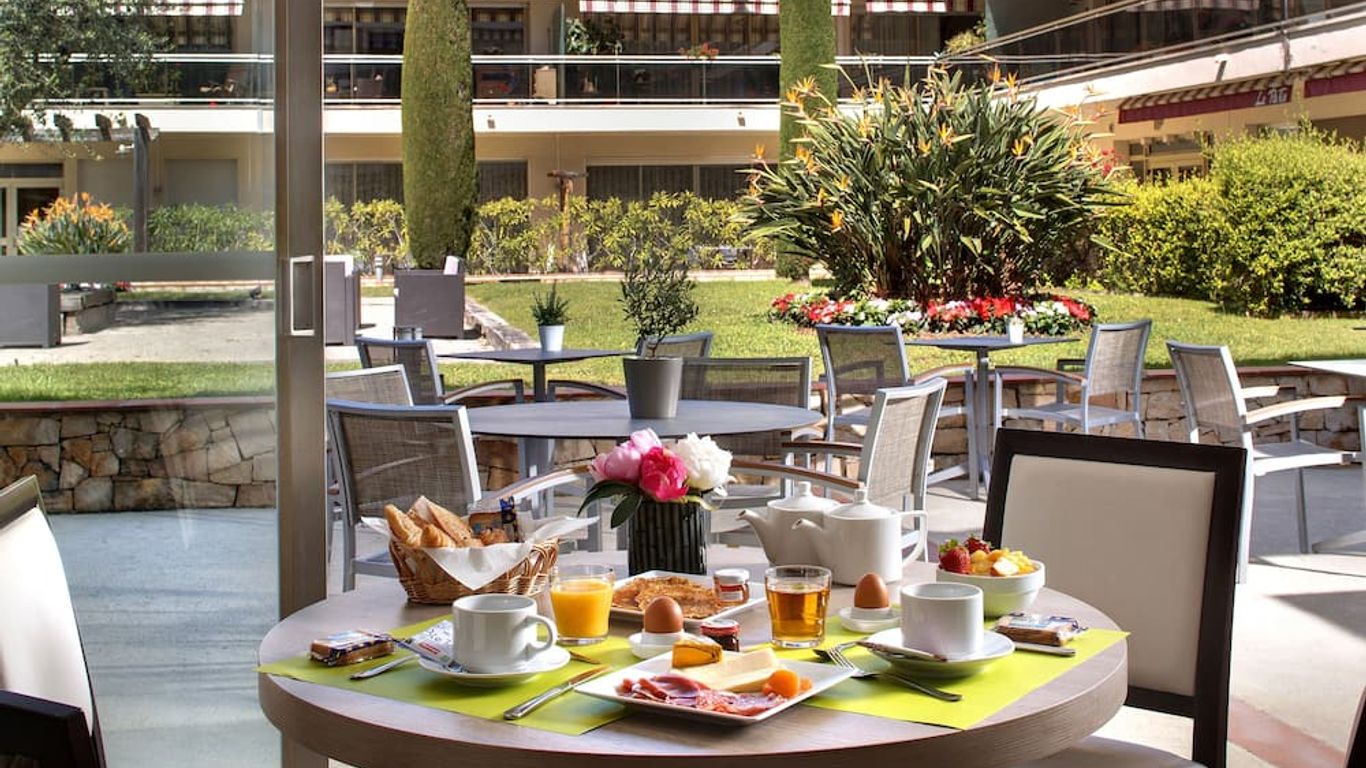 ذي أوريجينالز ريزيدنس، ليه ستريليتزياس، أنتيبس جوان ليس بين