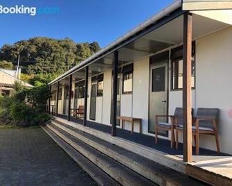 Stewart Island Backpackers - Halfmoon Bay - בניין