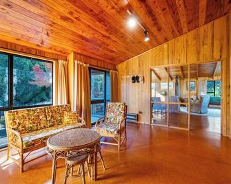 Lake View Lodge - Taupo Holiday Home - Kuratau - Pokój dzienny