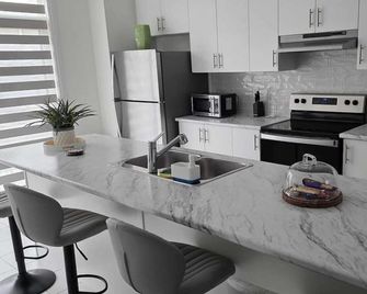 Radiant Brantford 3-Bedroom Home with Dedicated Office Space - Brantford - Cozinha