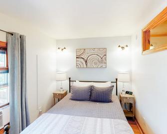 Modern duplex with gas fireplace, free WiFi, & walkable downtown location - Bozeman - Bedroom