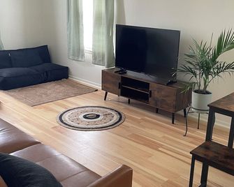 Cozy 3 Bedroom in Owosso close to hospital and Curwood Castle. - Owosso - Sala de estar