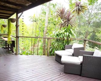 Perched on the bank of Broughton Mill Creek & only 500 meters from Berry centre - Berry - Balkon