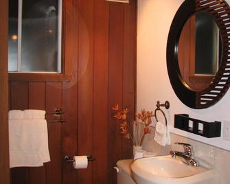 Large cedar stone A Frame Chalets on private lake with Speckled, Rainbow Trou - Grenville - Bathroom