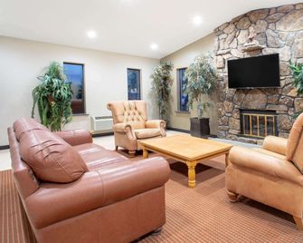 Super 8 by Wyndham Billings - Billings - Living room