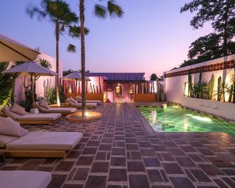 El Barrio Boutique Hotel & Bar - North Kuta - Piscina