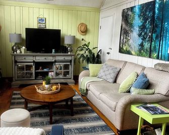 Poolside at Lake Keowee golf,hike,waterfalls,zip-lining,parks,comfy 2bed 1bath - Salem - Sala de estar