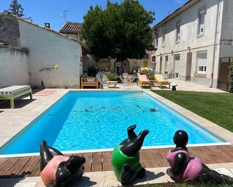 Renovated country house and trailer for lovers of colors and light - Cavaillon - Pool