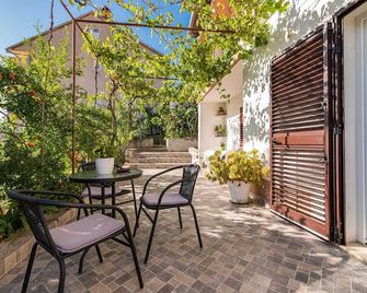 Charming studio apartment in Bilice - Bilice - Innenhof