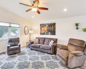 Newly Built Rapid City Retreat about 1 Mi to Dtwn - Rapid City - Sala de estar