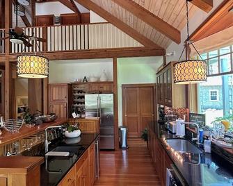 Best Kept Secret Retreat for Adults with Water & Golf Course Views! - Oak Bluffs - Kuchnia